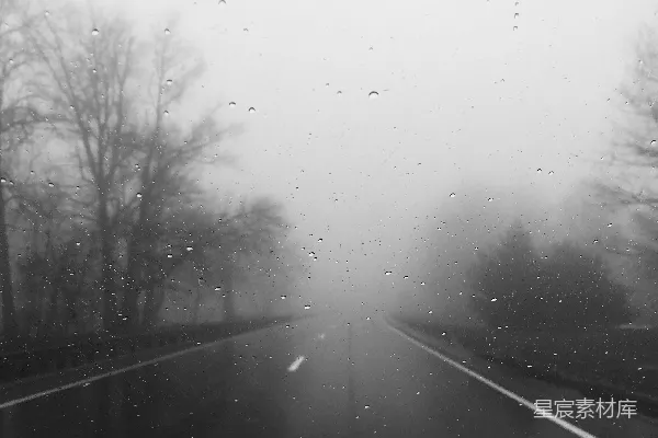 高清摄影 一张黑白照片中的下雨道路