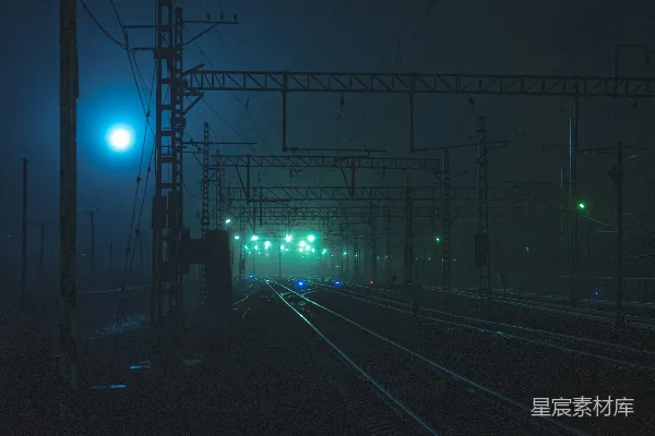 高清摄影 铁路旁点亮的路灯