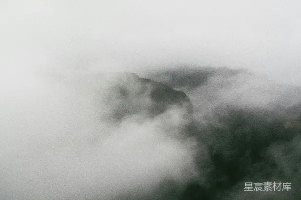 高清摄影 云雾缭绕的山峦在阴天里
