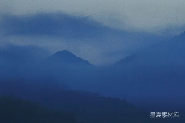 高清摄影 有云的山脉