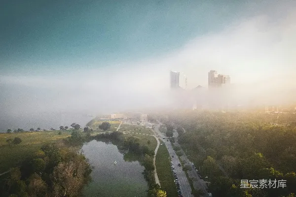 高清摄影 一条路上有河流和城市的背景。