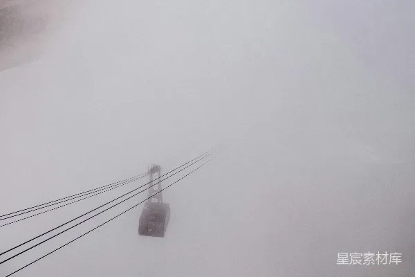 高清摄影 雾天中的一条缆车线路