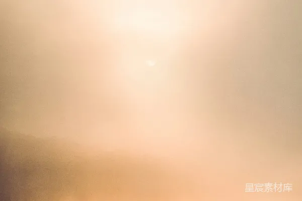 高清摄影 海滩上站立着一个人，旁边是一片水域。