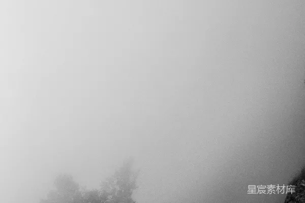 高清摄影 山间蜿蜒小路中的一个雾天