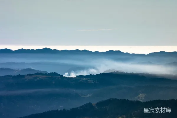 高清摄影 山峦在雾中的一番景象