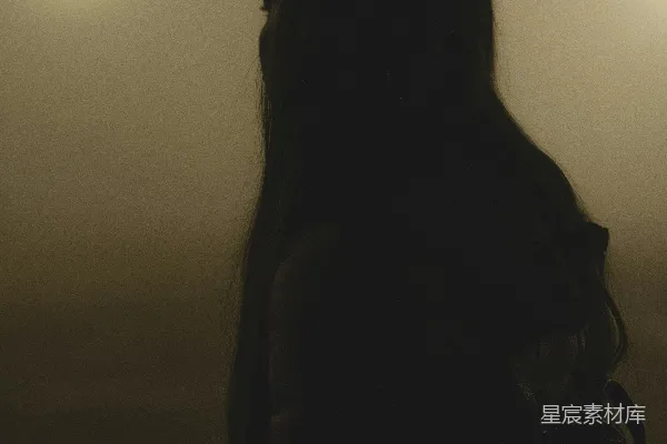 高清摄影 灯光旁的女人
