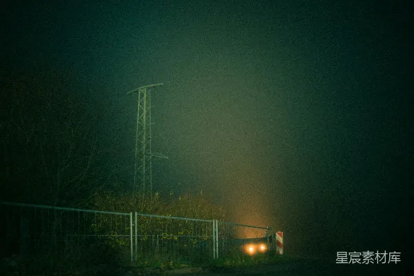 高清摄影 夜晚的白色电塔