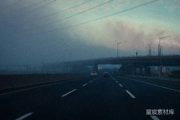 高清摄影 一辆车在一座桥下的路上行驶