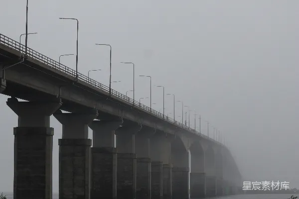 高清摄影 雾蒙蒙的一座桥横跨水面