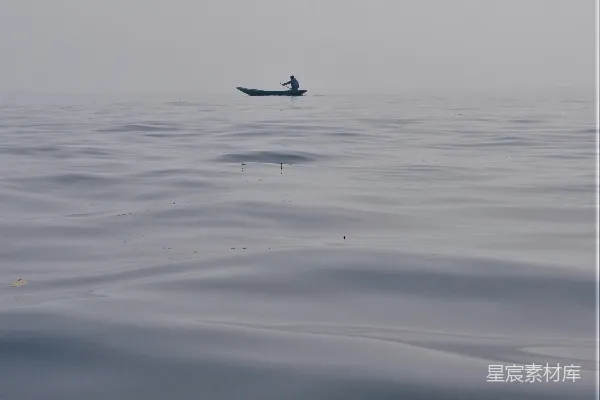 高清摄影 海上一艘小船上的一个人
