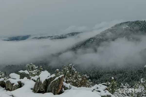 高清摄影 覆盖着白雪的山峦低云密布