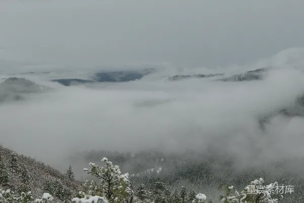 高清摄影 一幅覆盖着白雪的山景图