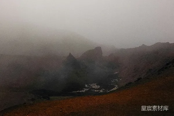 高清摄影 山中蒙上了一层薄雾，前景有一条小溪。