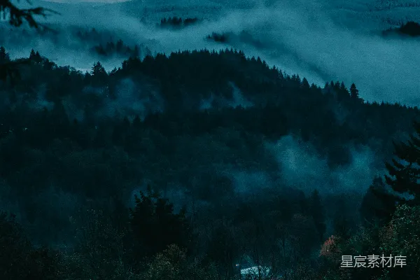 高清摄影 山峦之间云雾缭绕的一景