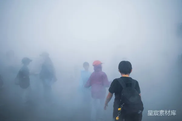 高清摄影 人们背着背包在浓雾中行走