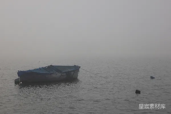 高清摄影 大海中一艘船在浓雾弥漫的一天里