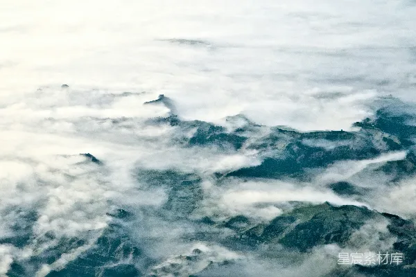 高清摄影 山峦间云雾缭绕的空中俯视图