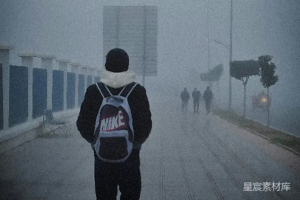 高清摄影 一个男人在雾中走在人行道上
