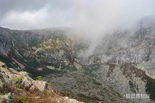高清摄影 登山者正沿着山的一侧行走。