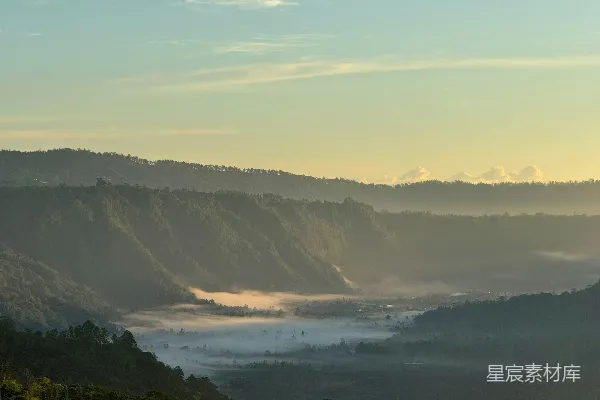 高清摄影 山谷中有一座高山的美景