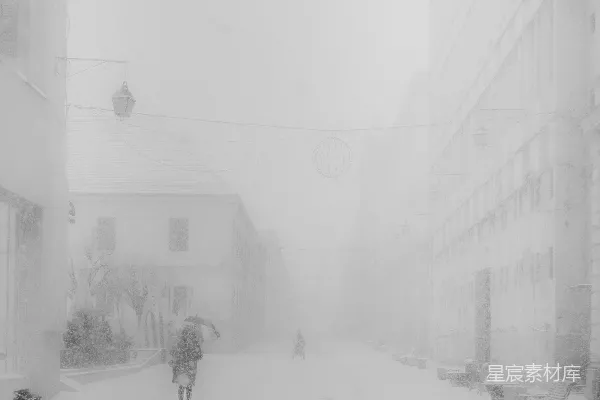 高清摄影 黑白照片中人们在雪地里行走