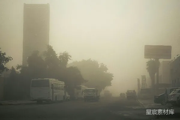 高清摄影 一个雾气弥漫的街道上停放着几辆公共汽车在路边。