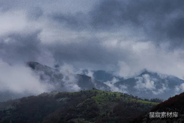 高清摄影 白云下的绿山峦