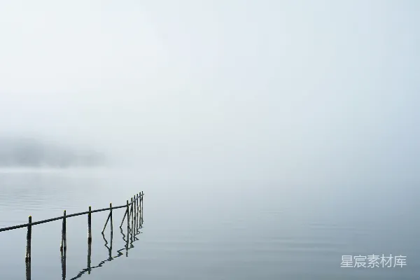 高清摄影 水体上的黑色金属栅栏
