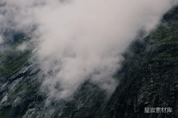 高清摄影 灰绿山间白云缭绕