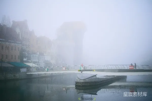 高清摄影 一艘小船漂浮在水体上