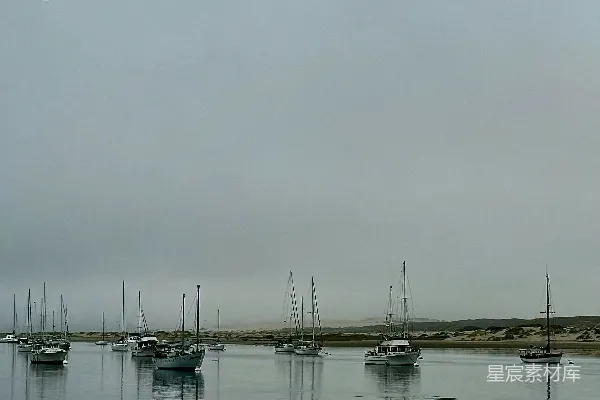 高清摄影 一群船只漂浮在水面之上