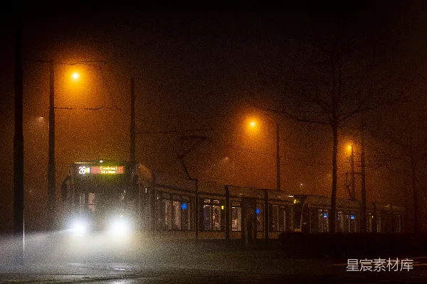 高清摄影 棕色和白色火车在夜间路上行驶