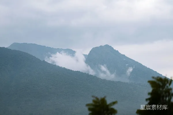 高清摄影 低云下的山峦景色