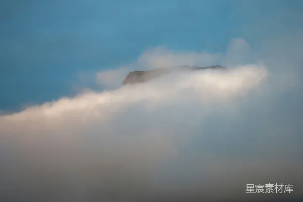 高清摄影 山在云中，蓝天在背景。