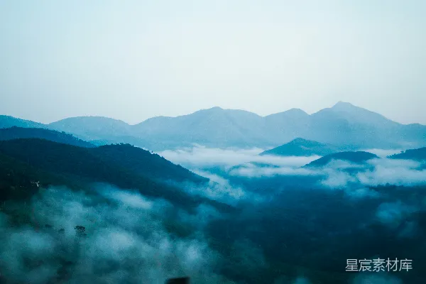 高清摄影 山峦间一片雾气缭绕的景象