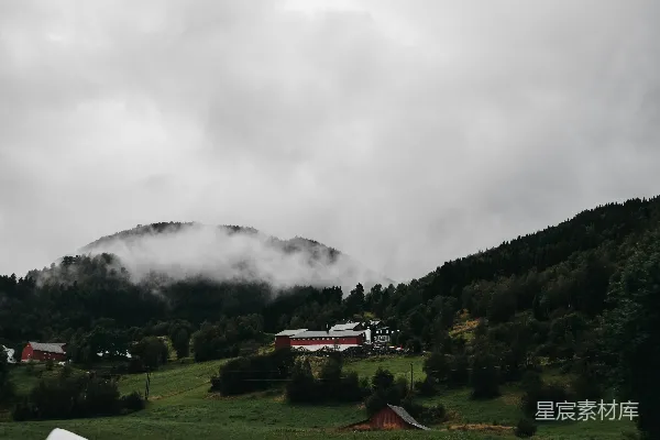 高清摄影 山坡上的一栋房子周围种满了树木