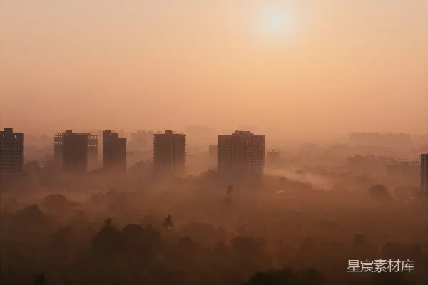 高清摄影 夕阳西下在一座高楼林立的城市上空