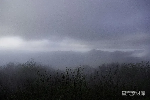 高清摄影 远处山峦下的朦胧景色