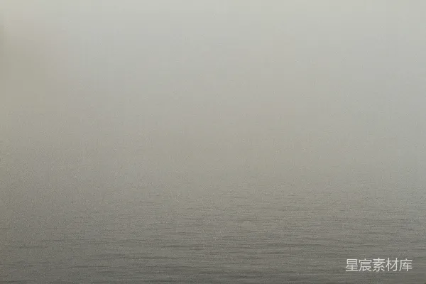 高清摄影 钟悬在一池水中央的杆子上