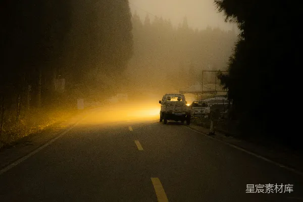 高清摄影 远处道路上的一群汽车，旁边有火光。