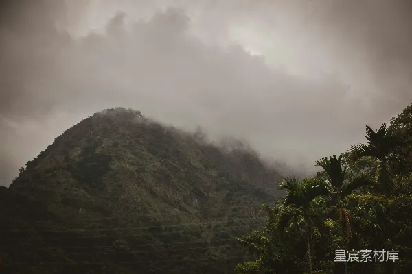 高清摄影 白雲間白天的綠山峰