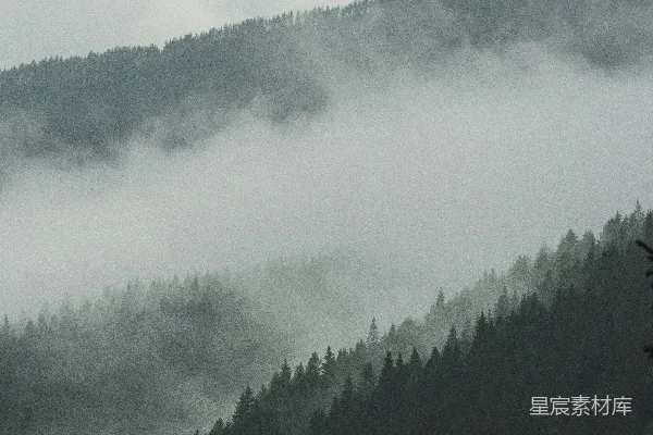 高清摄影 一座被雾和低云覆盖的山峰