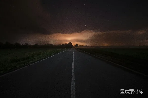 高清摄影 灰暗的混凝土路在云层覆盖的天空下白天景象