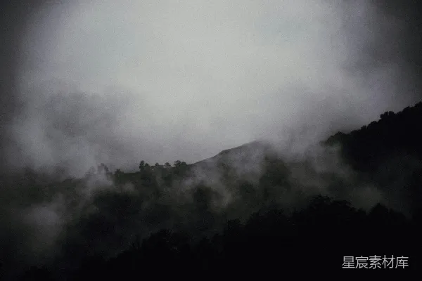 高清摄影 一幅黑白照片中的雾中山峦