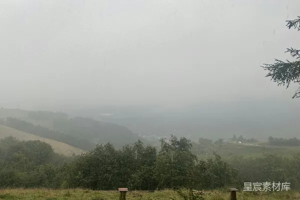 高清摄影 远处田野上树木与山峦的朦胧景色
