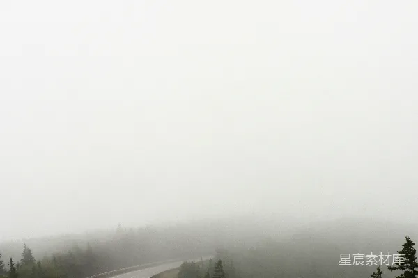 高清摄影 高速公路上的一个雾天与一个停止标志