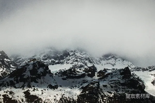高清摄影 白天覆雪的山峦