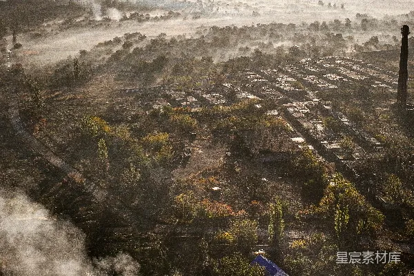 高清摄影 阴沉的天空俯视下一片烟雾缭绕的工业景观。