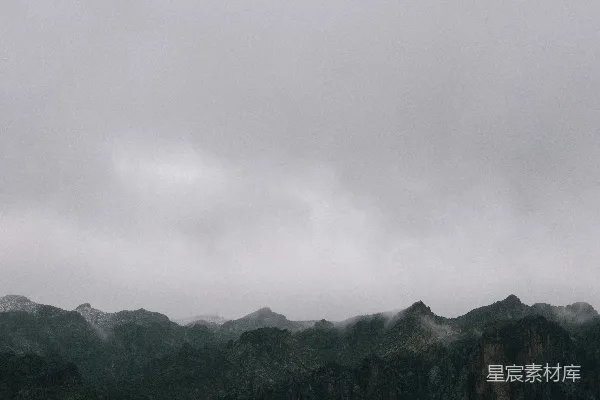高清摄影 灰天下的山脉