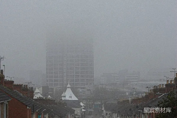 高清摄影 白天停在建筑物附近街道上的汽车